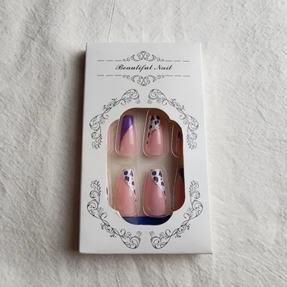24 Pieces Fake press on nails